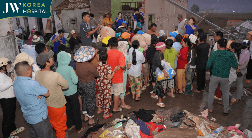 cảnh người dân xếp hàng đợi cứu trợ