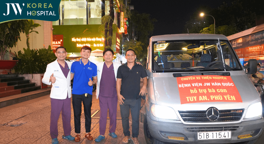 chuyến xe vận chuyển hàng cứu trợ khởi hành trong đêm