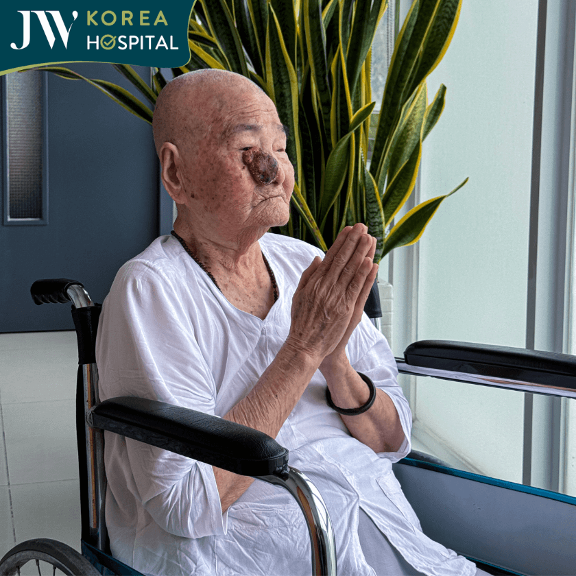 cụ bà lo lắng trước khi nhận kết quả xét nghiệm