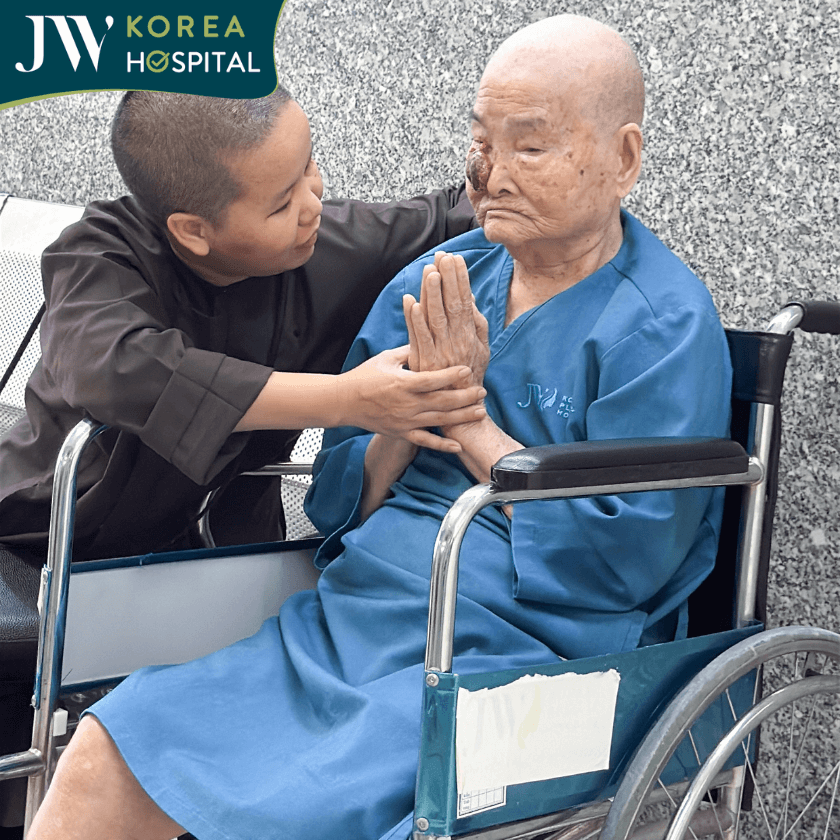 Cụ bà lo lắng trước khi vào phòng mổ