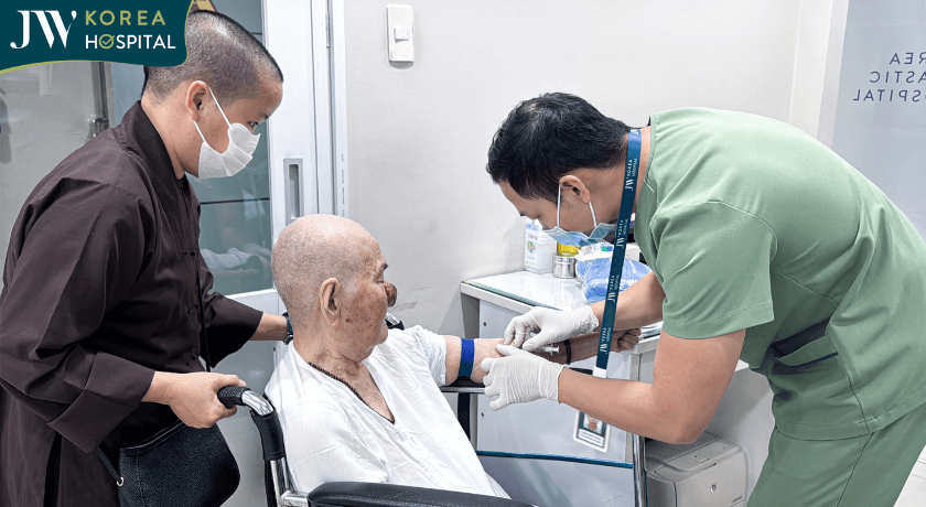 Cụ bà được khám tổng quát kỹ càng trước khi quyết định phẫu thuật