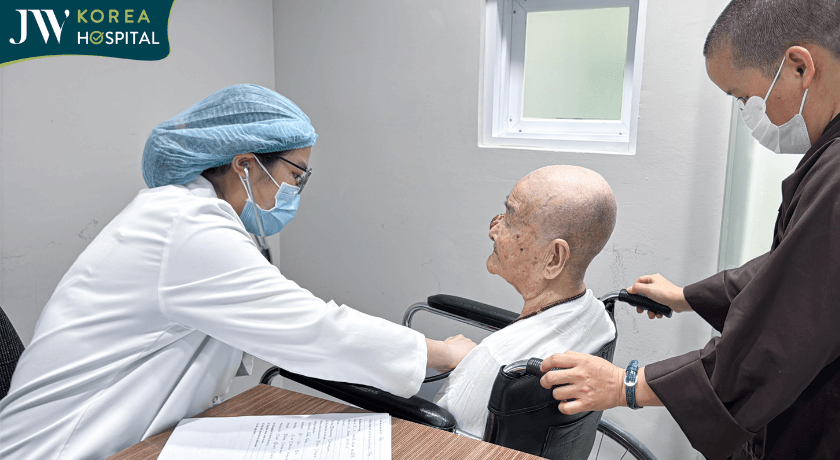 cụ bà tiến hành khám tổng quát trước khi phẫu thuật