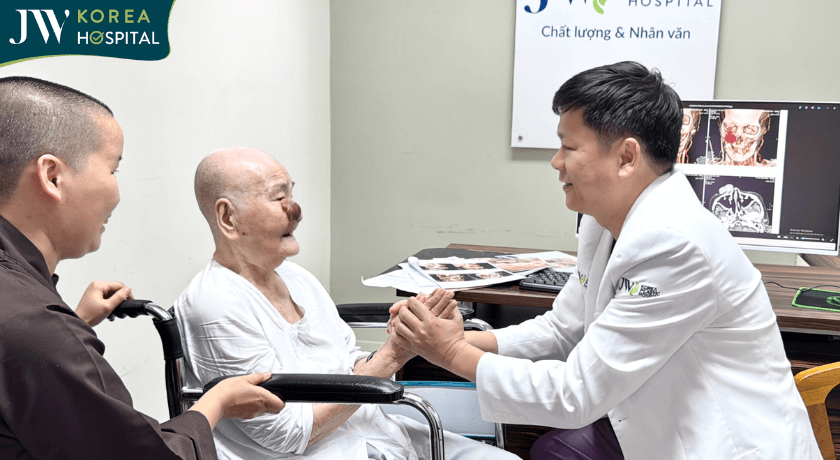 cụ bà vui mừng khi gặp được bác sĩ Tú Dung cắt u máu