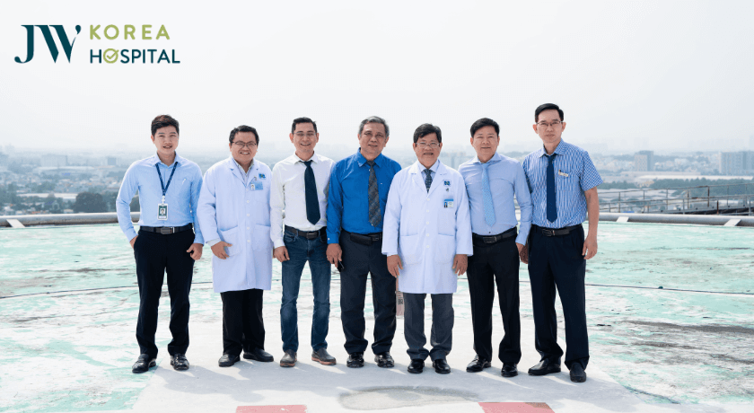 đoàn bác sĩ JW chụp ảnh kỷ niệm cùng bác sĩ bệnh viện Ung bướu
