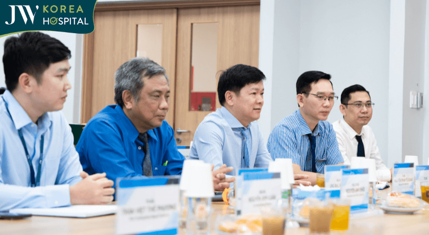 đoàn bác sĩ Bệnh viện JW tham quan bệnh viện Ung bướu