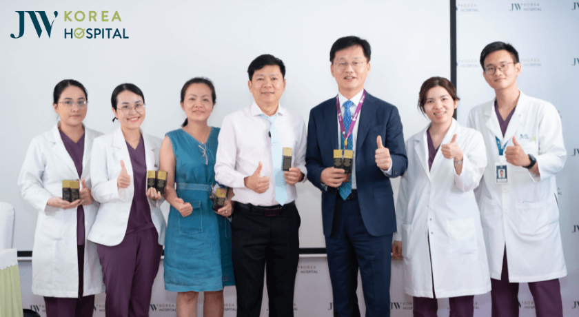 Dr Man Koon Suh chụp hình kỷ niệm sau buổi chia sẻ về công nghệ Exosome