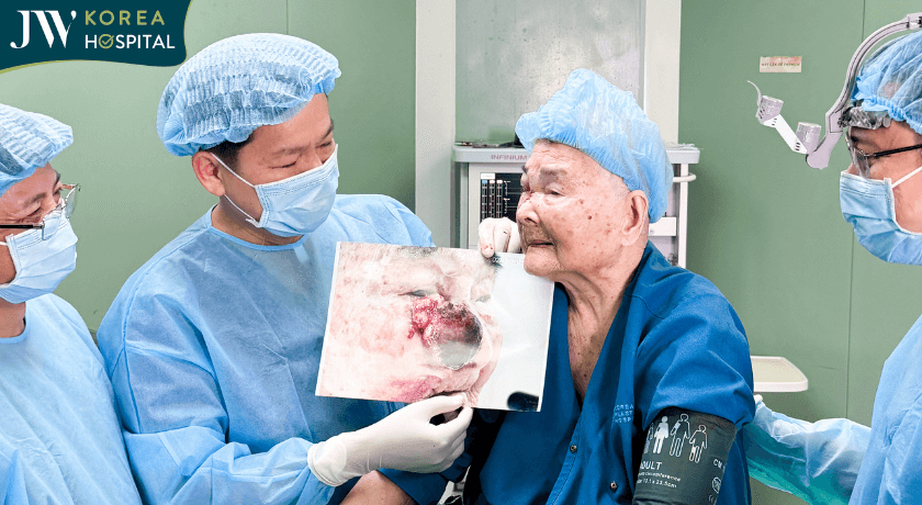 ekip JW vui mừng sau khi cắt U thành công