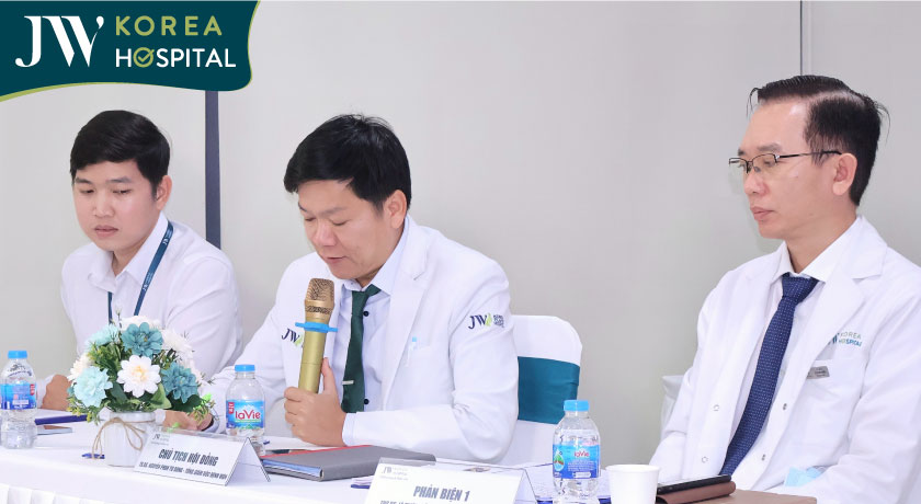 bác sĩ Tú Dung đánh giá các đề tài nghiên cứu khoa của các bác sĩ bệnh viện JW