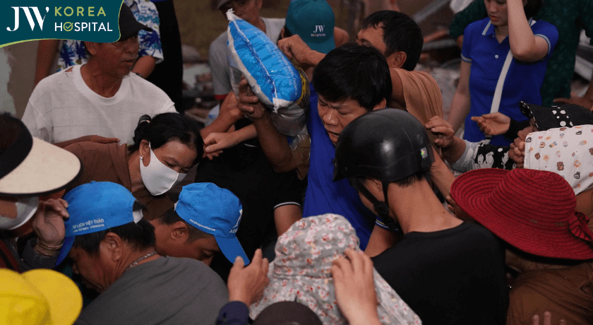 người dân chen chút nhau giành hàng cứu trợ