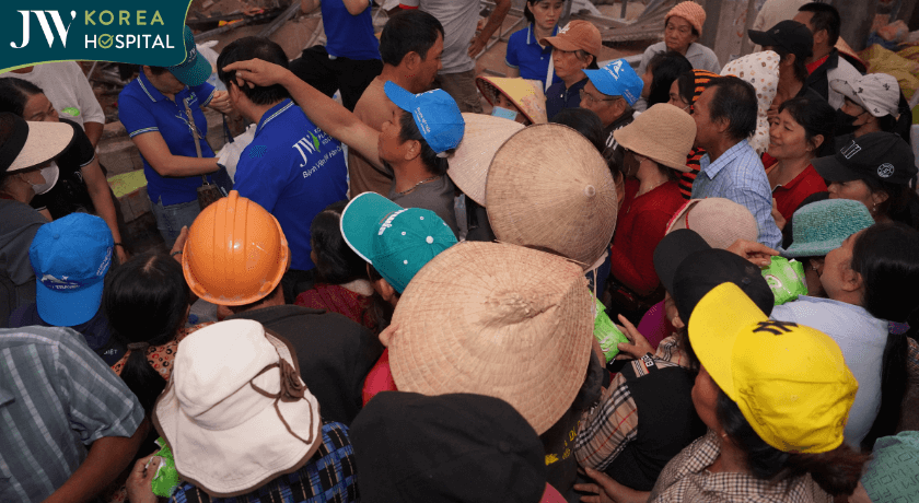 người dân chen nhau giành quà cứu trợ khi thấy đoàn JW đến