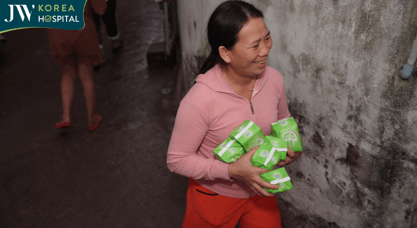 người dân vui mừng khi nhận được món quà tinh tế từ JW