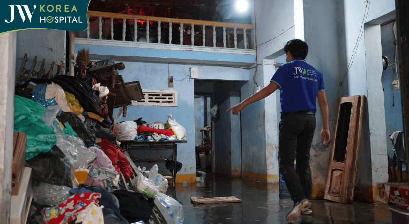 nhà cửa tan hoang sau lũ tại nhà người dân Xóm Bầu