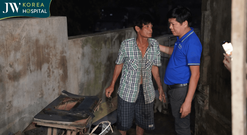 nhà cửa tan hoang sau bão lũ dồn dập