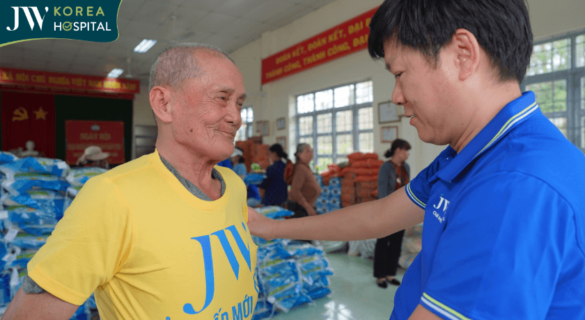 Những chiếc áo ấm lòng giữa mùa lũ