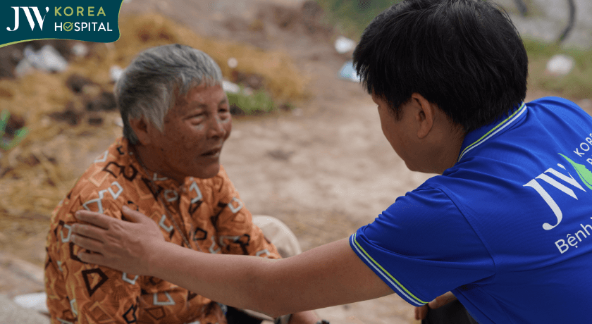 Cụ già neo đơn vượt qua những ngày lũ lụt