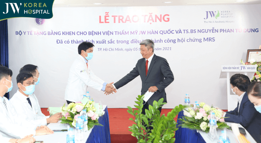 PGS.TS Nguyễn Trường Sơn thứ trưởng bộ Y Tế bắt tay chức mừng bác sĩ Tú Dung