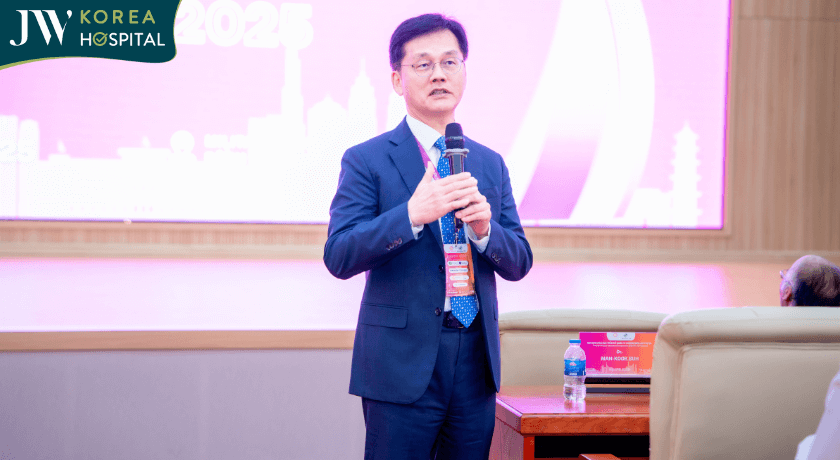 TSBS Man Koon Suh tham dự báo cáo tại buổi hội nghị HSAPS 2025