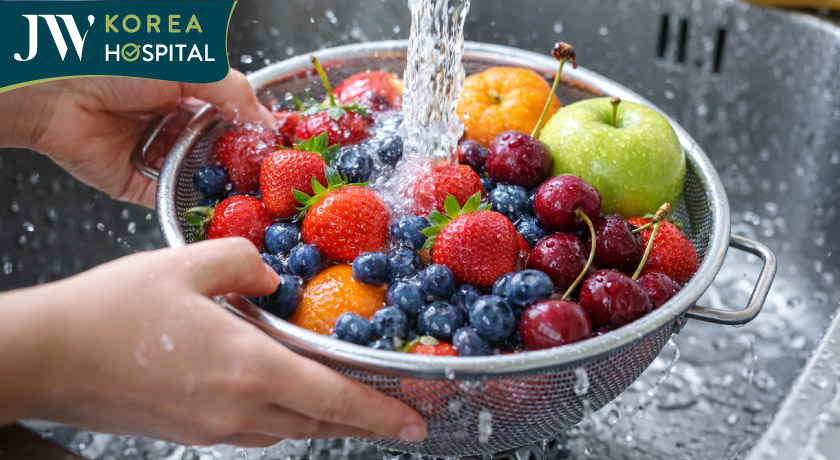 Ăn hoa quả được rửa sạch để phòng ngừa dịch bênh