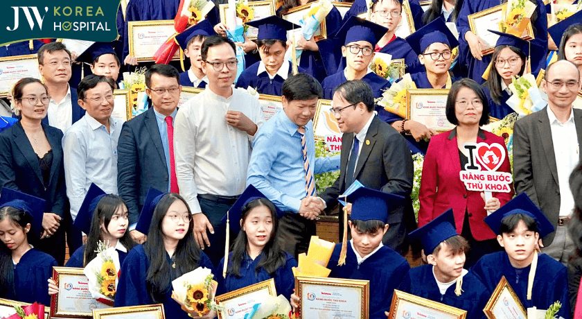 bác sĩ Tú Dung bắt tay cùng TSDS Nguyễn Quốc Bình phó giám đốc Bệnh viện Chợ Rẫy