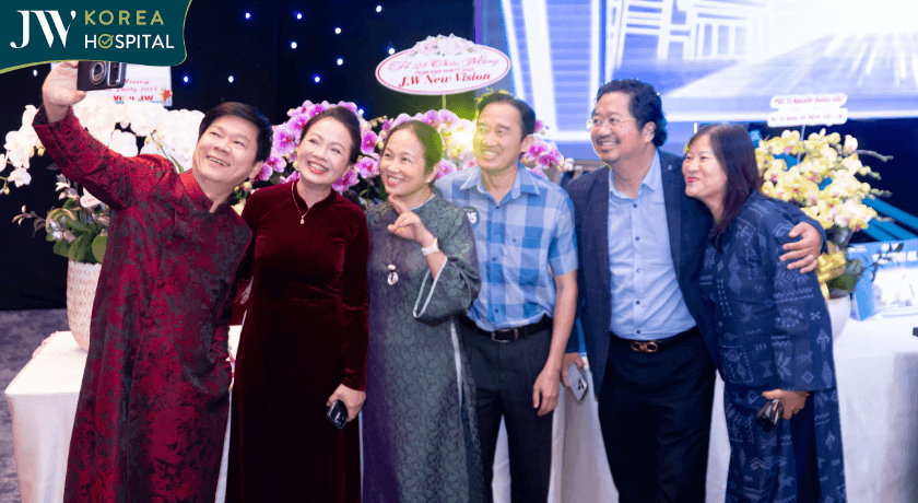 Bác sĩ Tú Dung chụp hình cùng khách mời