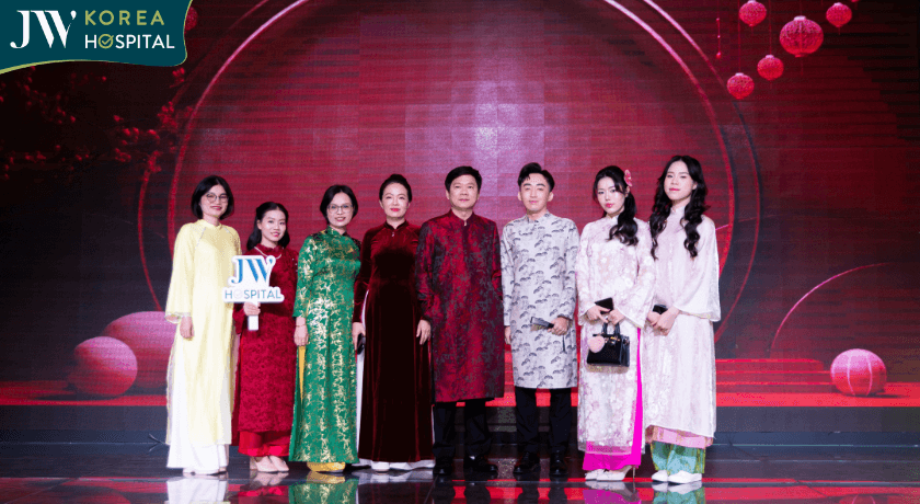 Bác sĩ Tú Dung chụp hình cùng nhân viên trong đại tiệc tất niên 2025