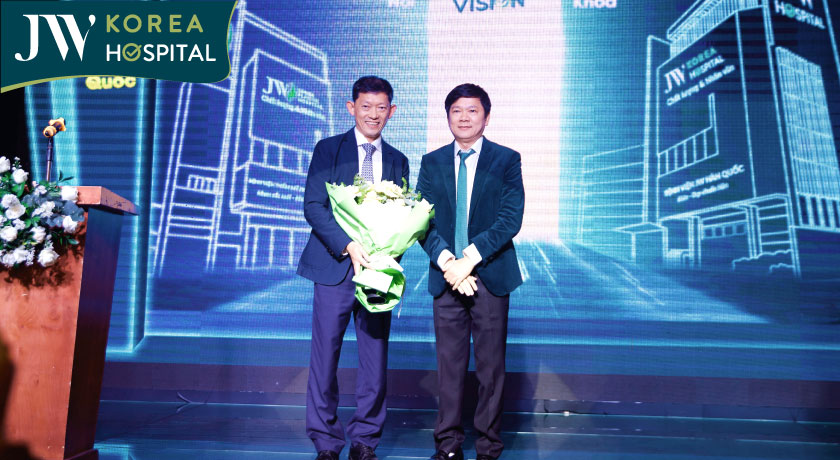 Bác sĩ Tú Dung cùng Phó cục trưởng khám, chữa bệnh Bộ Y Tế tại tiệc tất niên 2025 của bệnh viện JW