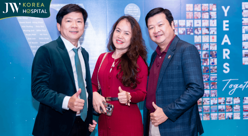 bác sĩ Tú Dung đón tiếp khách mời