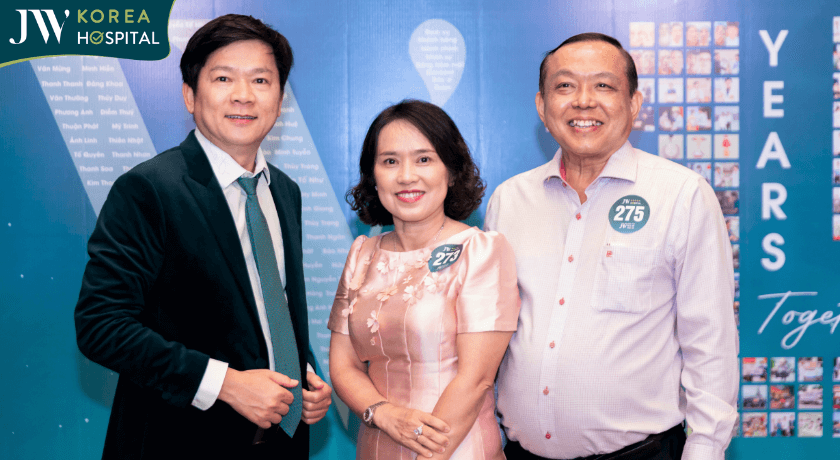 bác sĩ Tú Dung đón tiếp khách mời