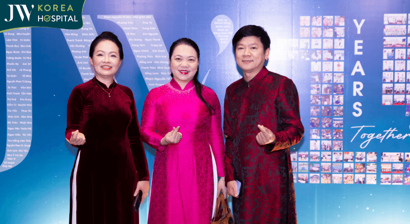 Bác sĩ Tú Dung chụp hình kỷ niệm cùng bà Vũ Thị Huỳnh Mai Phó chánh văn phòng UBND TP.HCM