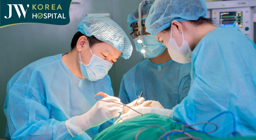 Bác sĩ Tú Dung đang thực hiện ca phẫu thuật