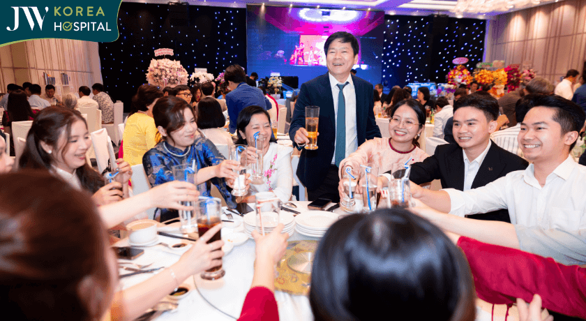 bác sĩ Tú Dung nâng ly cùng Khoa Răng Hàm mặt JW