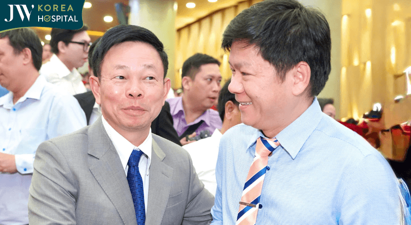 bác sĩ Tú Dung cùng Ông Phùng Công Sưởng - Tổng Biên tập Báo Tiền Phong