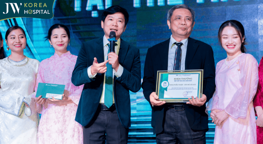 Bác sĩ Tú Dung phát biểu trong trao giải tập thể tinh anh