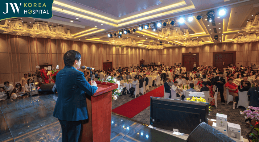 bác sĩ Tú Dung phát biểu trước buổi lễ khai mạc đại tiệc tất niên 2025