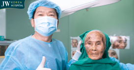 bác sĩ Tú Dung phẫu thuật miễn phí cắt U bướu chân mày cho cụ bà