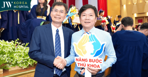 Bác sĩ Tú Dung đồng hành chương trình Nâng bước thủ khoa 2025