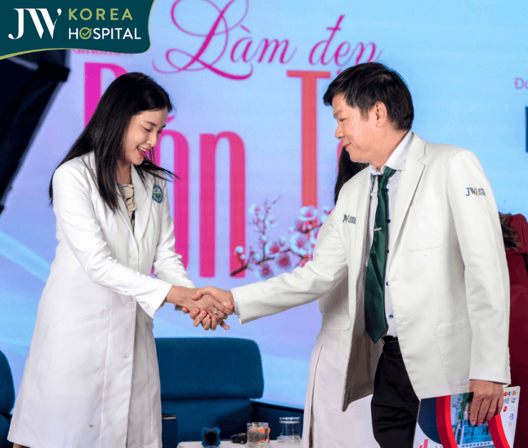 bác sĩ Tú Dung trong talkshow Báo người lao động