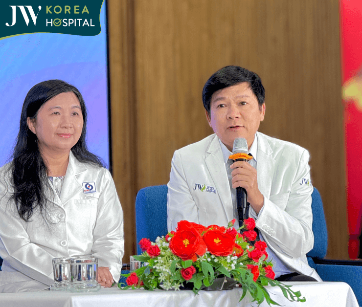 Bác sĩ Tú Dung trong talkshow báo người lao động