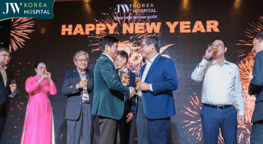 bác sĩ Tú Dung và khách mời nâng ly khai tiệc