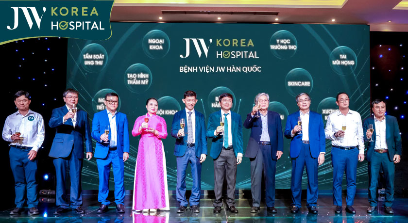Bác sĩ Tú Dung cùng đại biểu khách mời nâng ly chúc mừng tại buổi công bố chuyển đổi mô hình hoạt động đa khoa của bệnh viện JW trong khuôn khổ tiệc tất niên 2025