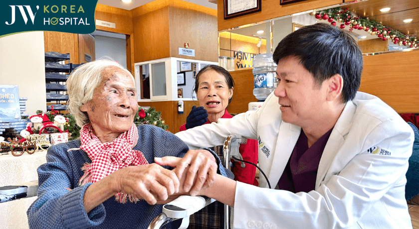 cụ bà vui mừng khi gặp lại bs tú dung