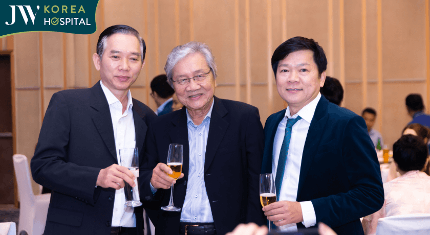 Giáo sư, Bác sĩ, Thầy thuốc Nhân dân Nguyễn Chấn Hùng – Chủ tịch Danh dự Hội Ung thư Việt Nam Nguyên Giám đốc Bệnh viện Ung Bướu TP.HCM