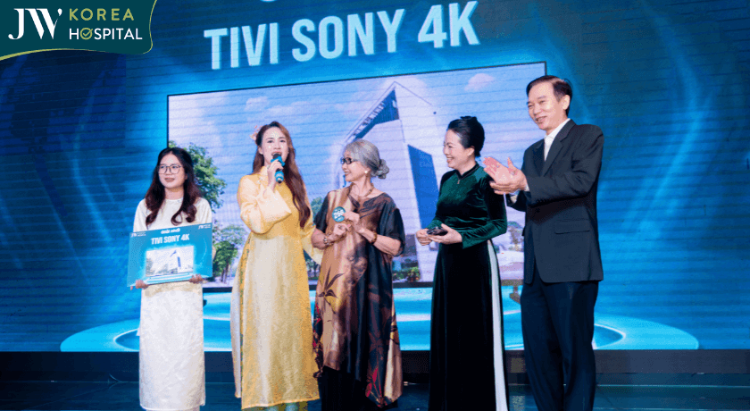 khách mời may mắn nhận phần quà đặc biệt 