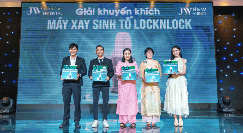 Những nhân viên may mắn nhận được phần quà máy xay sinh tố