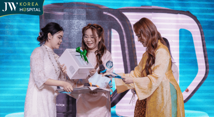 những phần quà nhỏ được trao cho người may mắn