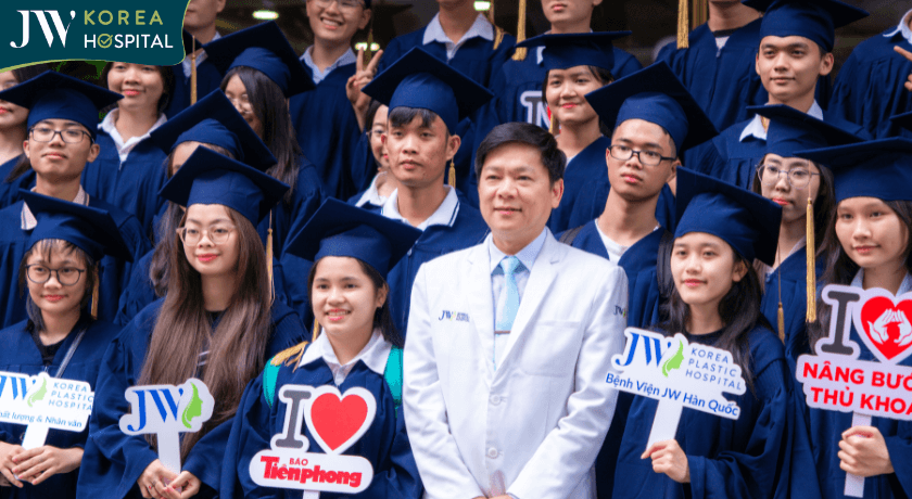 tan sinh vien nang buoc thu khoa tham quan benh vien jw 458x251