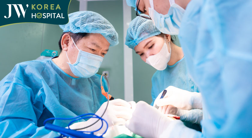 Bác sĩ Tú Dung và ê-kíp tại Bệnh viện JW thực hiện ca phẫu thuật khó cho bệnh nhân