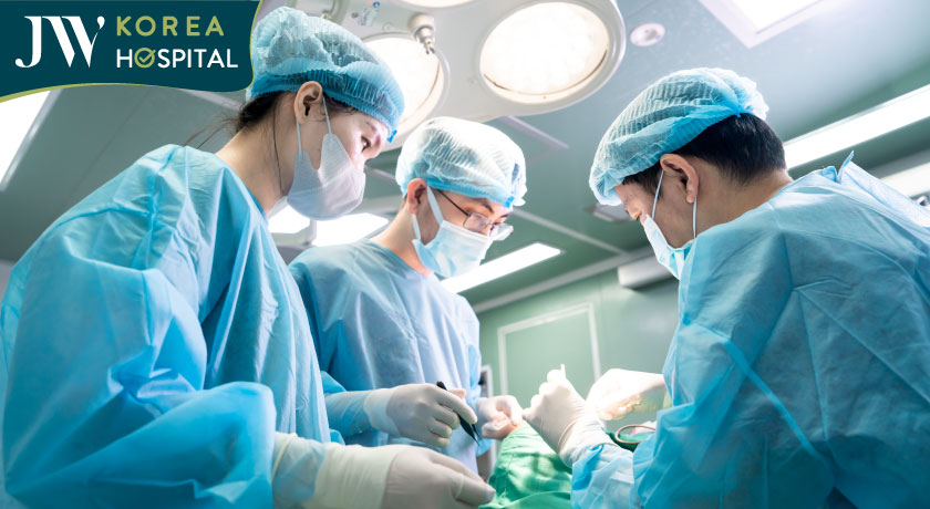 Đội ngũ bác sĩ Bệnh viện JW đang thực hiện ca phẫu thuật cho bệnh nhân