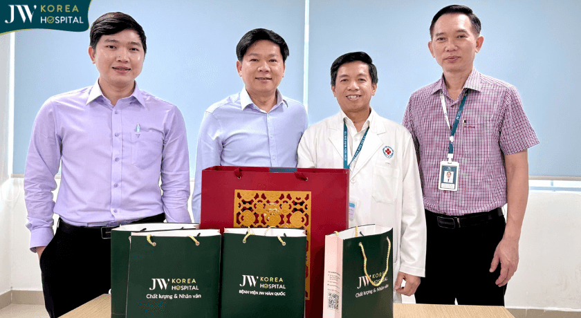 Bác sĩ Tú Dung và Bác sĩ CKII Trần Văn Sóng - GV Bệnh viện 115