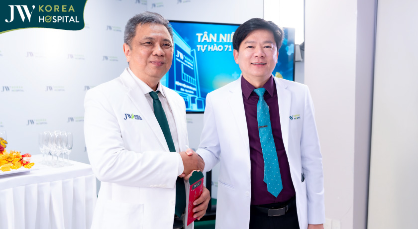 Bác sĩ Tú Dung chụp hình cùng trưởng khoa Gây mê Hồi sức